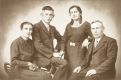 15 Nikolaus und Josefine Brehm mit ihren Eltern, Jahr und Fotograf der Originalaufnahme sind mir nicht bekannt