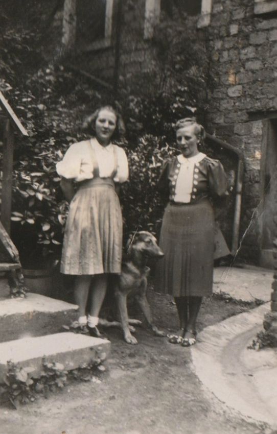 FrageNachDerHerkunft 010 Oma mit Hund
